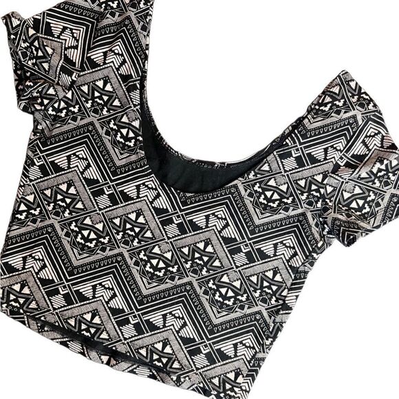 Pink Victoria’s Secret Geometric scoop neck crop top size medium
Black White - Picture 5 of 8